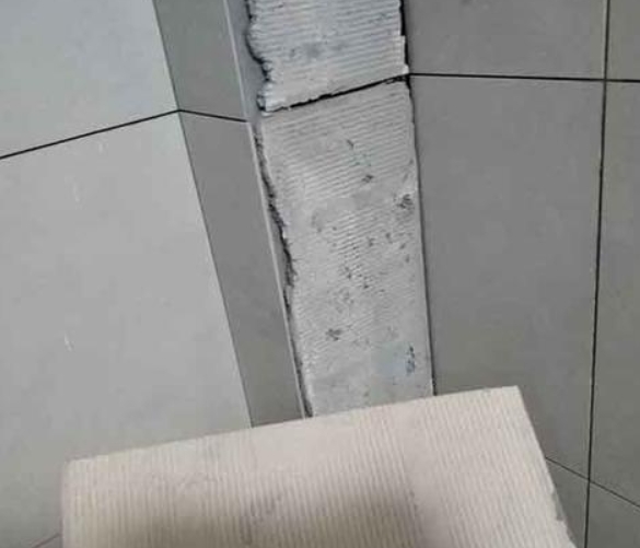 宁夏瓷砖空鼓维修公司分享下厨房瓷砖脱落的补救措施。